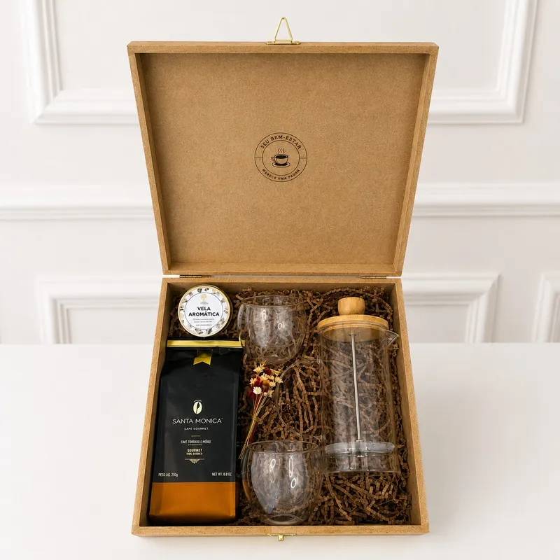 Kit Café França - Prensa Francesa Bambu & Copos de Vidro — Cafeteira Prensa Francesa de Vidro e Tampa de Bambu, Café Moído Gourmet Santa Mônica 250g, Vela Aromática Natural de Latinha 60g, 2 Copos de Café Parede Dupla Vidro Borossilicato (imagem 1 de 2)