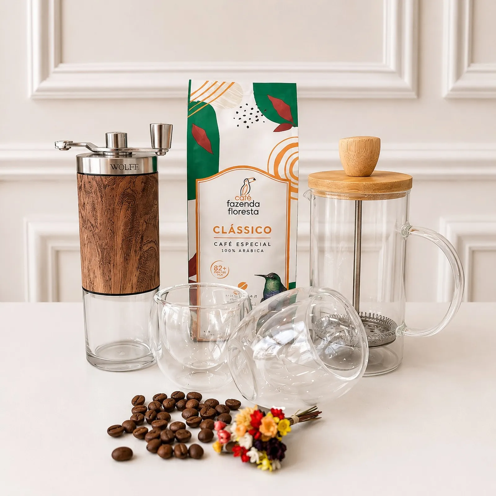 Coffee Lovers Gift Set - Café Floresta — Café em Grãos Fazenda Floresta (250g) – café especial, aromático e encorpado, Moedor manual em madeira – para moer os grãos na hora e preservar todo o frescor, Prensa francesa de vidro e bambu – método clássico que realça os aromas e sabores do café, 2 xícaras de café – em diversas opções de modelos (cerâmica ou vidro) e cores (imagem 4 de 4)