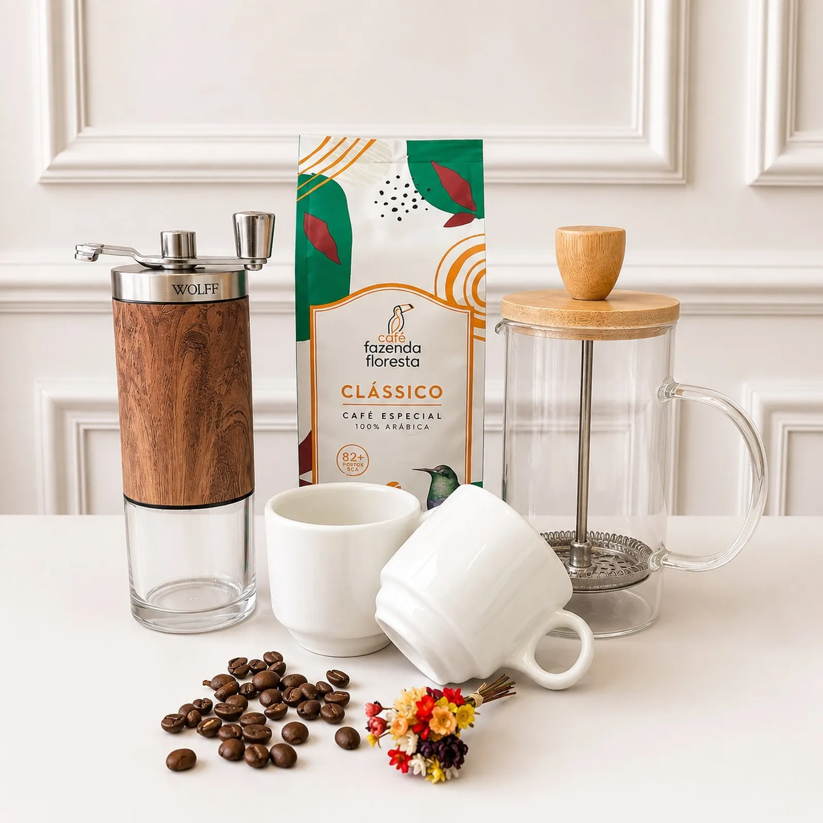 Coffee Lovers Gift Set - Café Floresta — Café em Grãos Fazenda Floresta (250g) – café especial, aromático e encorpado, Moedor manual em madeira – para moer os grãos na hora e preservar todo o frescor, Prensa francesa de vidro e bambu – método clássico que realça os aromas e sabores do café, 2 xícaras de café – em diversas opções de modelos (cerâmica ou vidro) e cores (imagem 3 de 4)