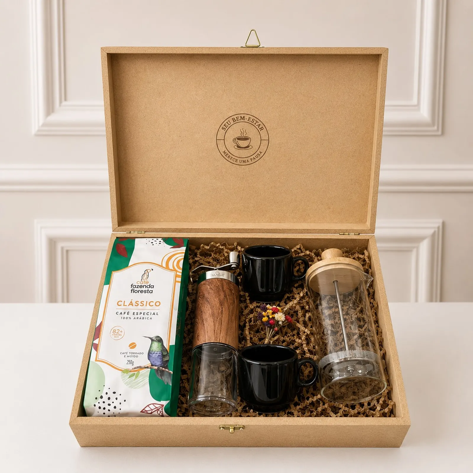 Coffee Lovers Gift Set - Café Floresta — Café em Grãos Fazenda Floresta (250g) – café especial, aromático e encorpado, Moedor manual em madeira – para moer os grãos na hora e preservar todo o frescor, Prensa francesa de vidro e bambu – método clássico que realça os aromas e sabores do café, 2 xícaras de café – em diversas opções de modelos (cerâmica ou vidro) e cores (imagem 1 de 4)