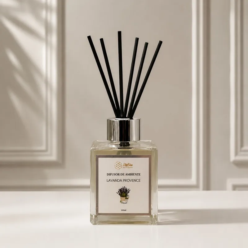 Kit Lavanda Provençal — Sabonete Líquido Lavanda Provençal – 250 ml, Difusor de Ambientes com Varetas – 100 ml, Home Spray Lavanda Provençal – 100 ml, Vela Aromática Natural – 140 g (imagem 2 de 4)