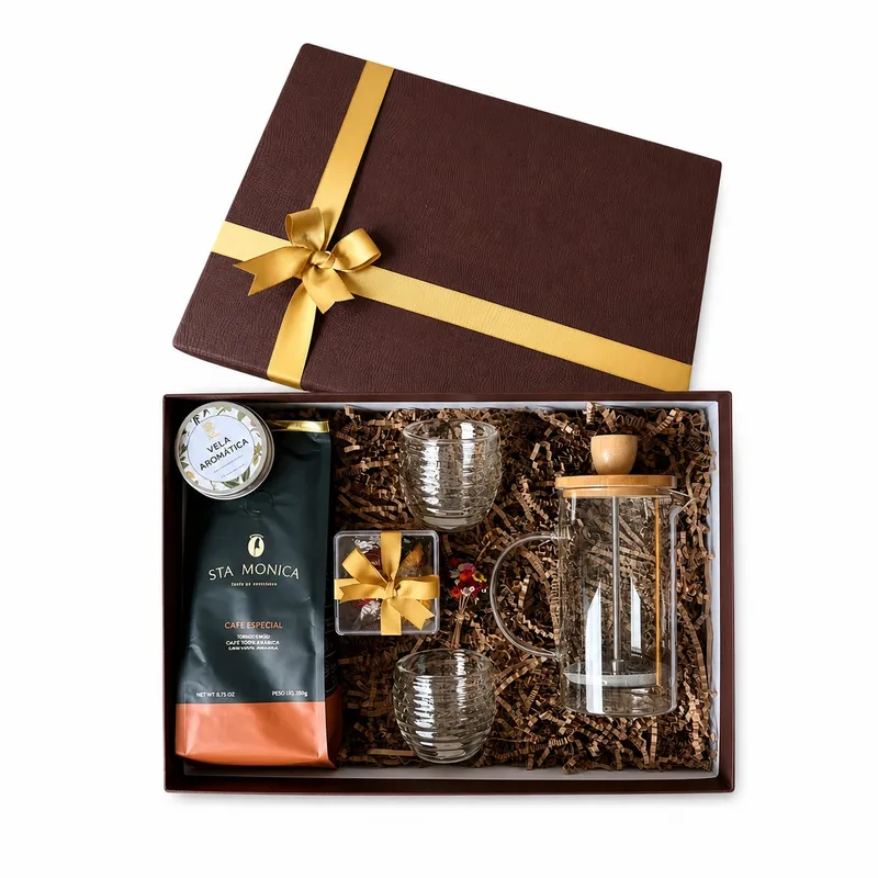 Kit Café Elegance — Prensa Francesa com Tampa de Bambu – perfeita para realçar os aromas e sabores do café gourmet, com design elegante e funcional, 2 Copos de Vidro com Parede Dupla em Borossilicato – resistentes e delicados, mantêm a bebida quente por mais tempo sem aquecer as mãos, Café Gourmet Moído Santa Monica Café Gourmet – 250g – 100% arábica, torra média e sabor encorpado, ideal para apreciadores de um bom café, Caixa com 4 Bombons Sortidos Lindt – sabores premium que harmonizam perfeitamente com a bebida (imagem 2 de 2)