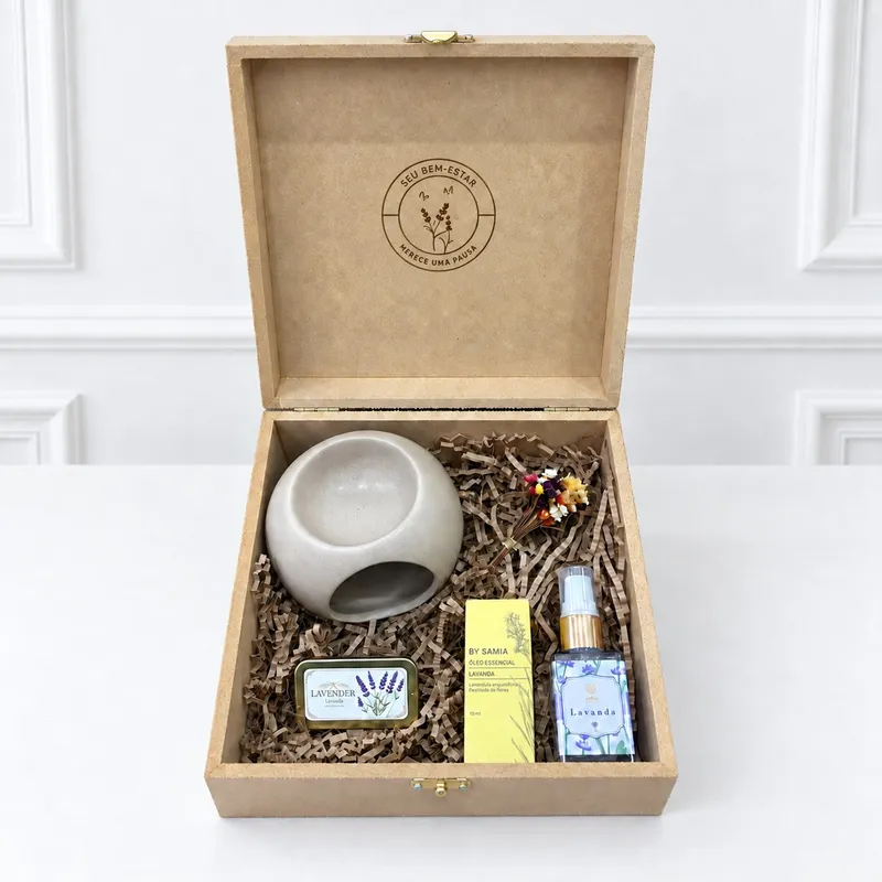 Kit Provence — 1 aromatizador de cerâmica com design contemporâneo e formato arredondado, 1 óleo essencial de lavanda By Samia, 10 ml, 1 spray aromático de lavanda, 1 caixa de fósforo de latinha decorada (diversos modelos) e reutilizável (imagem 1 de 5)