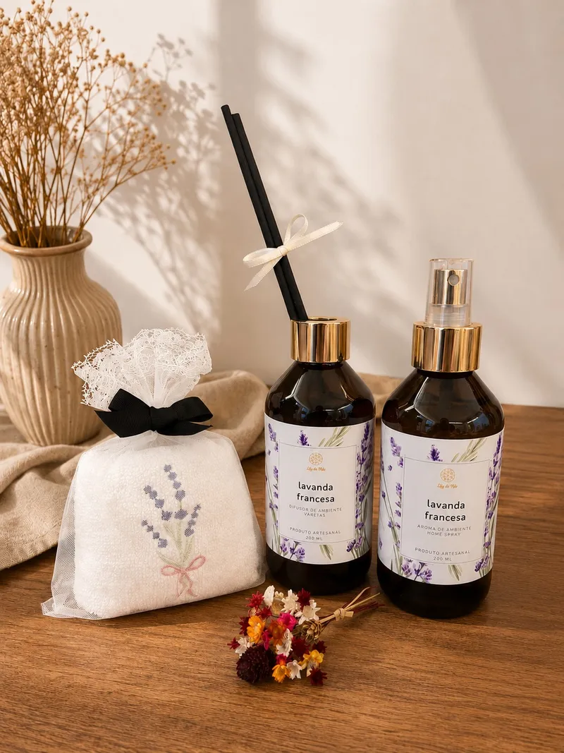 Kit Campo de Lavandas — Home Spray Lavanda Francesa 200ml, Difusor de Ambientes Lavanda Francesa 200ml, Toalha de Mão em Algodão Branco (bordado lavanda), Mini Buquê de Flores Desidratadas (imagem 1 de 2)