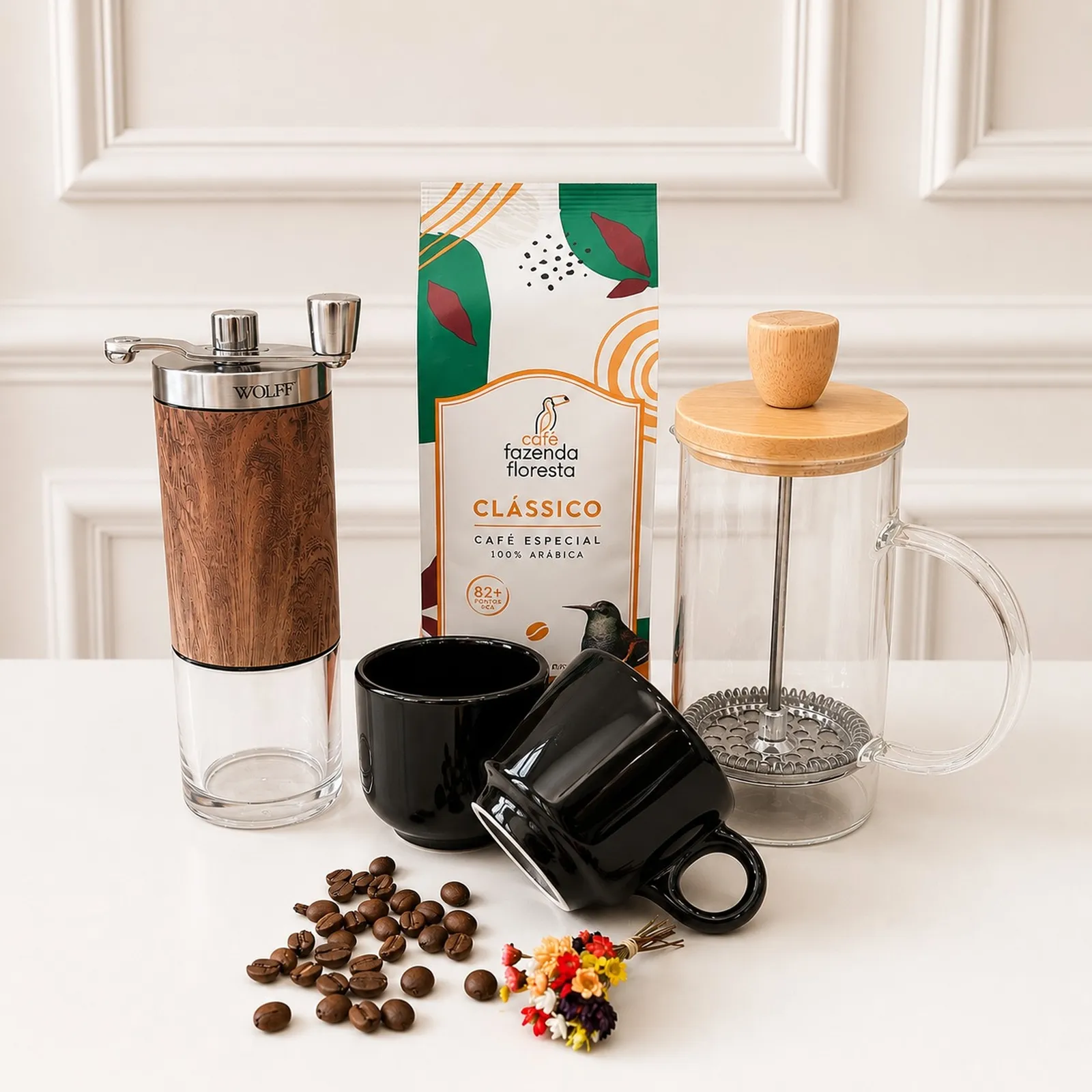 Coffee Lovers Gift Set - Café Floresta — Café em Grãos Fazenda Floresta (250g) – café especial, aromático e encorpado, Moedor manual em madeira – para moer os grãos na hora e preservar todo o frescor, Prensa francesa de vidro e bambu – método clássico que realça os aromas e sabores do café, 2 xícaras de café – em diversas opções de modelos (cerâmica ou vidro) e cores (imagem 2 de 4)