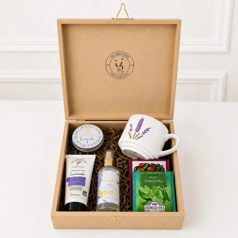 Kit Meu Momento — 1 xícara de cerâmica com estampa de lavanda (disponível em diversas cores), 1 vela natural artesanal de lavanda, 1 hidratante para mãos de lavanda, 1 home spray (disponível em diversas opções de fragrâncias)