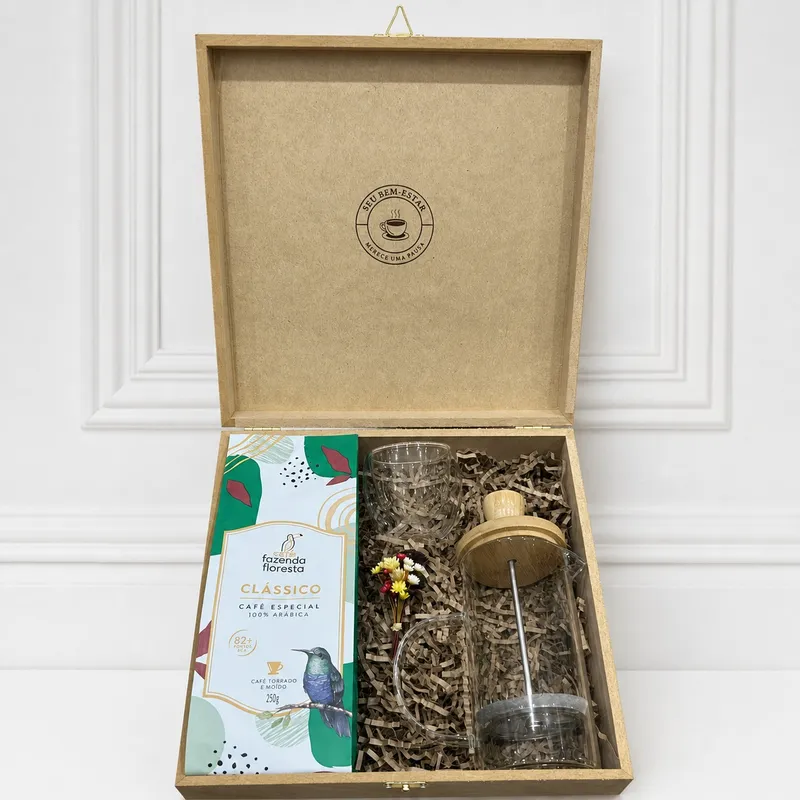Kit Café Floresta & Prensa — 1 café Fazenda Floresta 100% arábica, 1 Prensa francesa, Xícaras de cerâmica ou de vidro, 1 Elegante caixa de madeira reutilizável e personalizável (imagem 1 de 2)