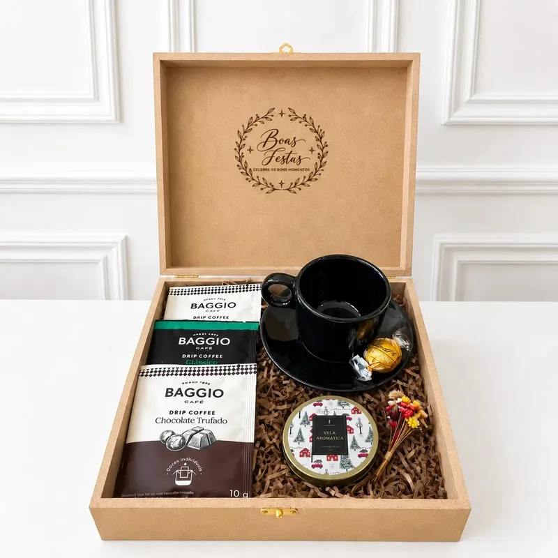 Kit de Natal LilyBliss com caixa de madeira aberta, xícara preta, sachês Baggio e vela aromática