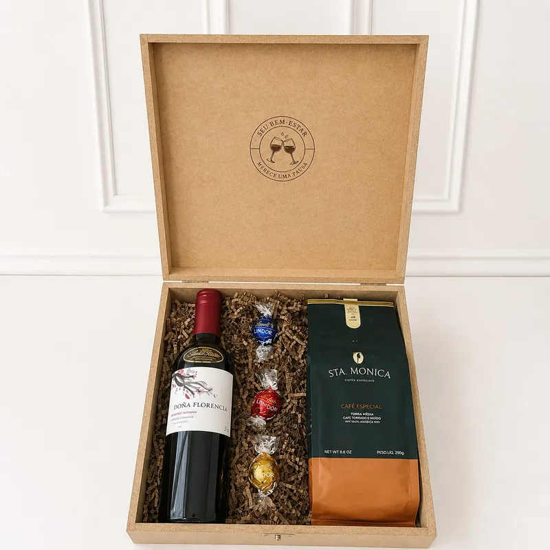 Kit Trio Gourmet — Café, Vinho & Trufas Lindt — Café Gourmet Santa Mônica Moído 250g, Vinho Tinto Cabernet Sauvignon Doña Florencia 375ml, 3 Trufas Lindt Sortidas, Caixa de Madeira MDF Personalizável (gravação a laser) (imagem 1 de 2)