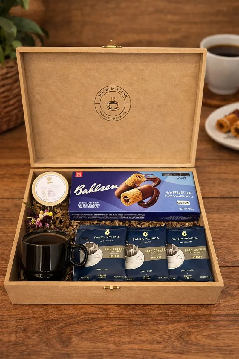 Kit Café & Wafer — 3 Sachês Drip Coffee Santa Mônica, Biscoito Alemão Baklsen Wafferletten - Choco Wafer Rolls, Xícara de Cerâmica Esmaltada, Vela Natural Bolo de Amêndoas (imagem 1 de 2)