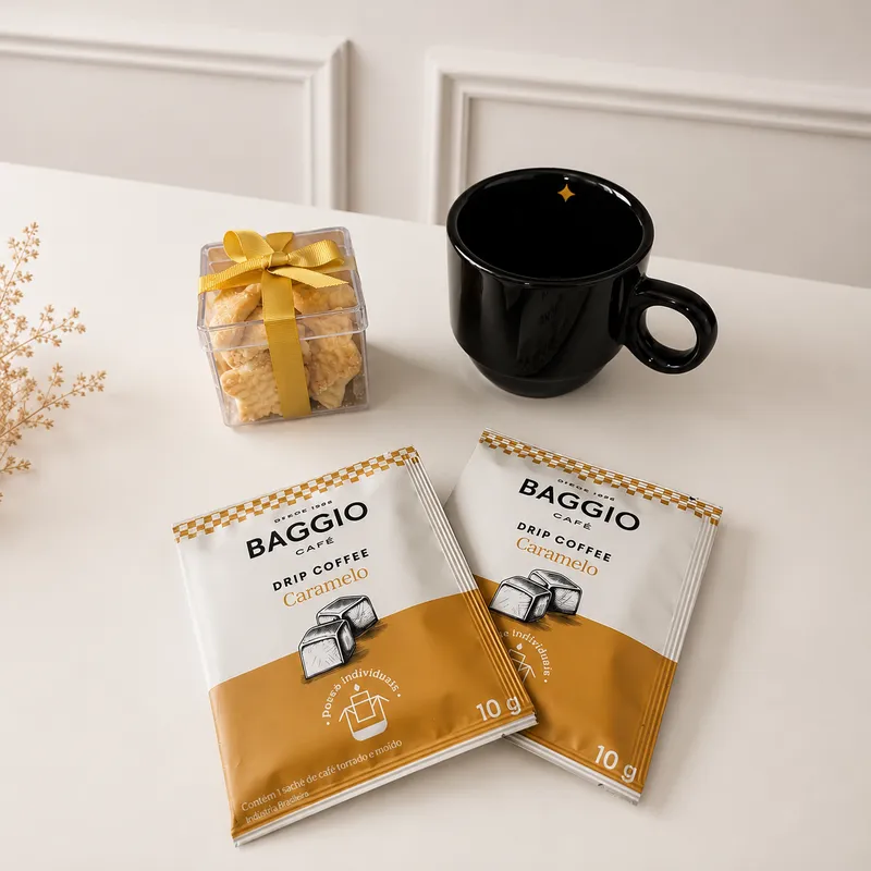 Kit Drip Coffee & Cookies — 2 sachês de Drip Coffee Baggio Caramelo, 1 xícara de cerâmica esmaltada (disponível em diversas opções de cores), 1 caixinha de Cookies SOUI Limão Siciliano, Caixa de MDF com acabamento premium e palha decorativa, personalizável (imagem 2 de 3)
