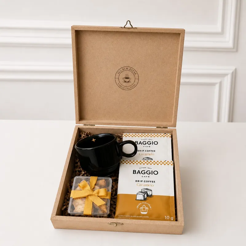 Kit Drip Coffee & Cookies — 2 sachês de Drip Coffee Baggio Caramelo, 1 xícara de cerâmica esmaltada (disponível em diversas opções de cores), 1 caixinha de Cookies SOUI Limão Siciliano, Caixa de MDF com acabamento premium e palha decorativa, personalizável (imagem 1 de 3)