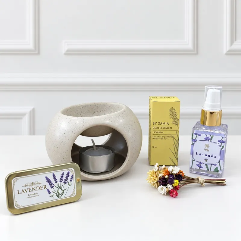 Kit Provence — 1 aromatizador de cerâmica com design contemporâneo e formato arredondado, 1 óleo essencial de lavanda By Samia, 10 ml, 1 spray aromático de lavanda, 1 caixa de fósforo de latinha decorada (diversos modelos) e reutilizável (imagem 2 de 5)