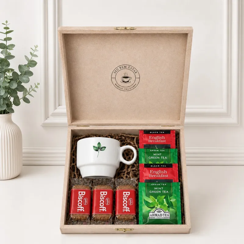 Kit Jardim Inglês — 1 caneca de cerâmica com estampa botânica (diversas opções de cores), 4 sachês de chá Ahmad Tea sabores Mint Green Tea e English Breakfast, 3 biscoitos Lotus Biscoff, Caixa de madeira MDF com possibilidade de personalização por gravação a laser (imagem 1 de 2)