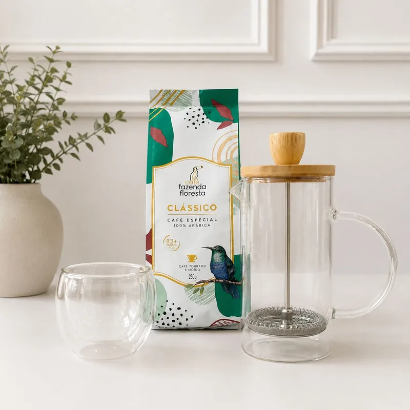 Kit Café Floresta & Prensa — 1 café Fazenda Floresta 100% arábica, 1 Prensa francesa, Xícaras de cerâmica ou de vidro, 1 Elegante caixa de madeira reutilizável e personalizável (imagem 2 de 2)