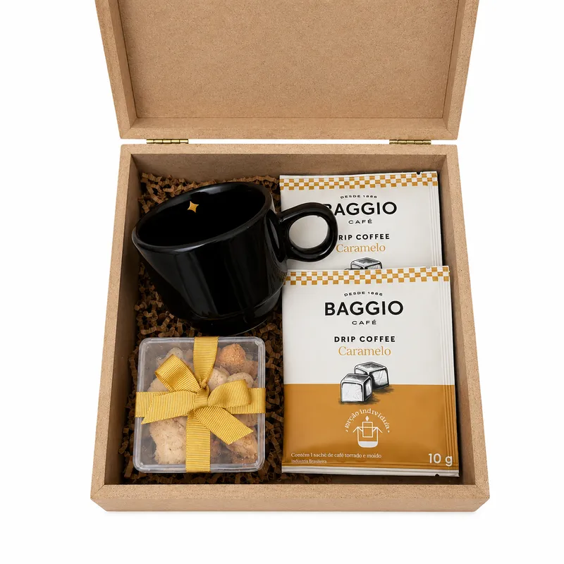 Kit Drip Coffee & Cookies — 2 sachês de Drip Coffee Baggio Caramelo, 1 xícara de cerâmica esmaltada (disponível em diversas opções de cores), 1 caixinha de Cookies SOUI Limão Siciliano, Caixa de MDF com acabamento premium e palha decorativa, personalizável (imagem 3 de 3)