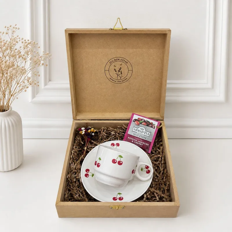 Kit Cherry Tea – Chá & Encanto — Xícara e pires de cerâmica com estampa de cerejas (180ml), Sachê de chá Ahmad Tea Rosehip, Hibiscus & Cherry, Mini buquê de flores, Caixa de madeira MDF com acabamento em palha decorativa, personalizável (imagem 1 de 2)