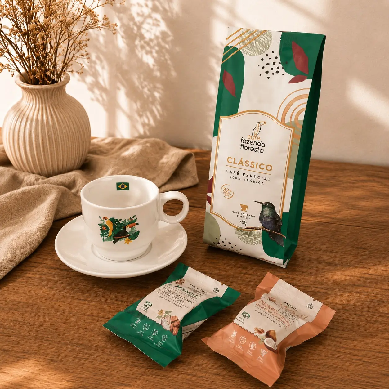 Kit Café Brasil — Café Especial Fazenda Floresta 250g, Conjunto de Xícara e Pires 180ml (sublimação tropical), Paçocas Artesanais Manduí — Chocolate 70% Cacau, Paçocas Artesanais Manduí — Coco com Caramelo (imagem 1 de 2)