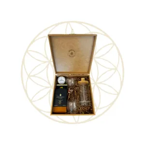 Kit Café França - Prensa Francesa Bambu & Copos de Vidro — Cafeteira Prensa Francesa de Vidro e Tampa de Bambu, Café Moído Gourmet Santa Mônica 250g, Vela Aromática Natural de Latinha 60g, 2 Copos de Café Parede Dupla Vidro Borossilicato (imagem 2 de 2)