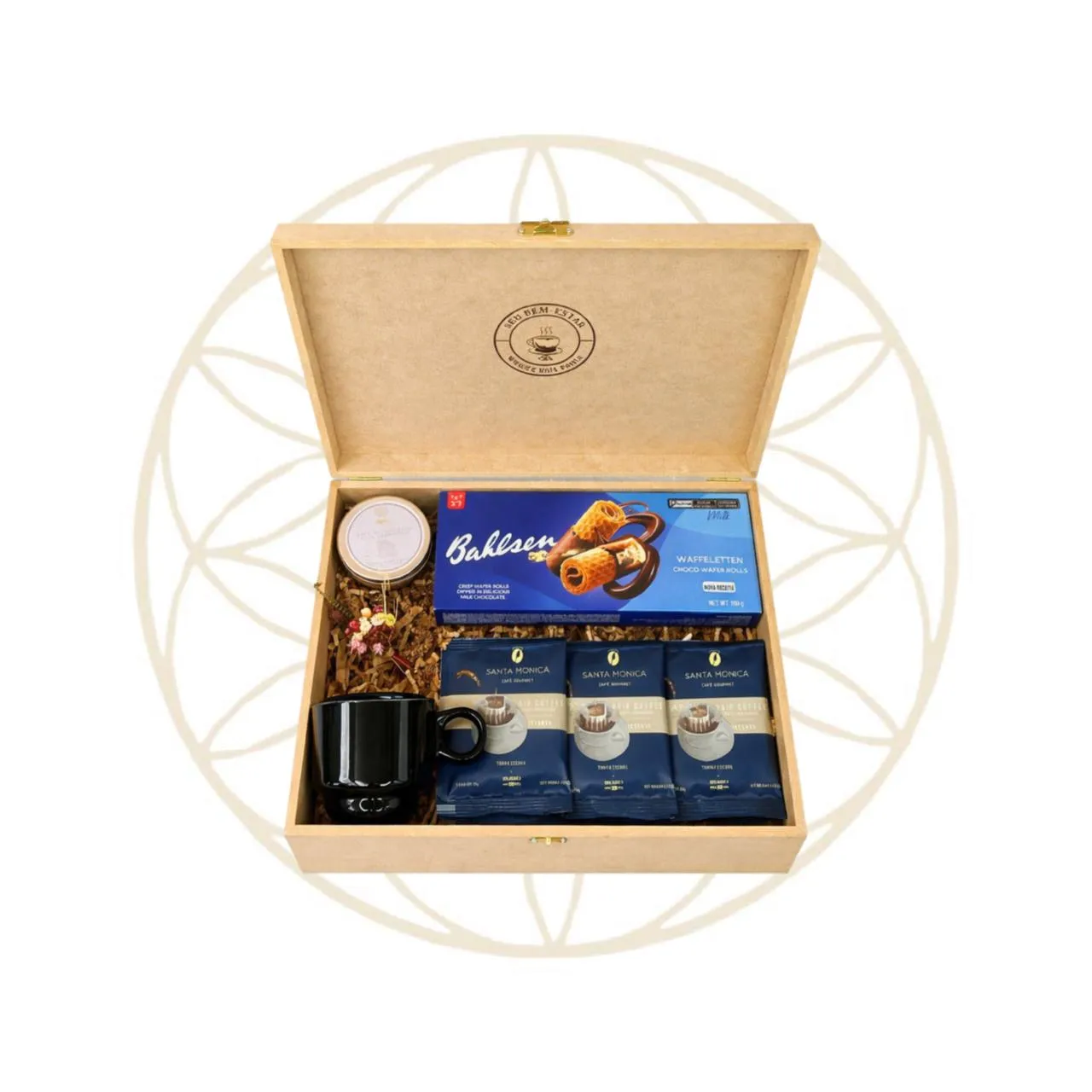 Kit Café & Wafer — 3 Sachês Drip Coffee Santa Mônica, Biscoito Alemão Baklsen Wafferletten - Choco Wafer Rolls, Xícara de Cerâmica Esmaltada, Vela Natural Bolo de Amêndoas (imagem 2 de 2)