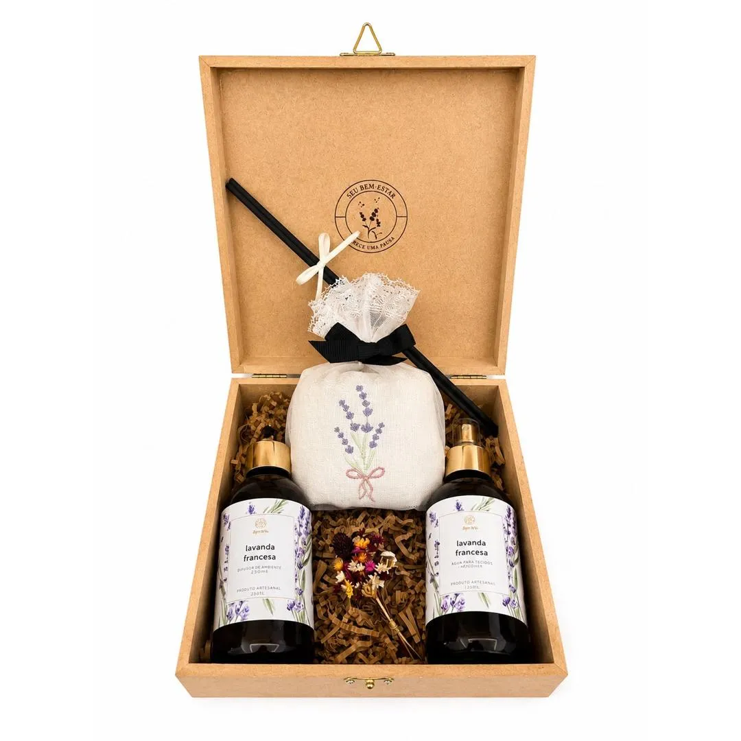 Kit Campo de Lavandas — Home Spray Lavanda Francesa 200ml, Difusor de Ambientes Lavanda Francesa 200ml, Toalha de Mão em Algodão Branco (bordado lavanda), Mini Buquê de Flores Desidratadas (imagem 2 de 2)