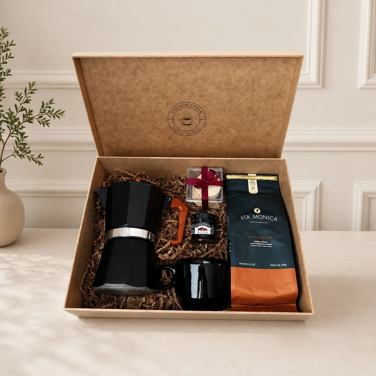Kit Nápolis — Café Especial Santa Mônica Moído 250g, Cafeteira Italiana (Moka) — diversas opções de cores, Xícara de Café — diversas opções de cores e modelos, Caixa com Snacks de Arroz